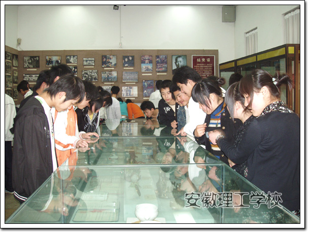 业余团校组织学员参观黄镇纪念馆