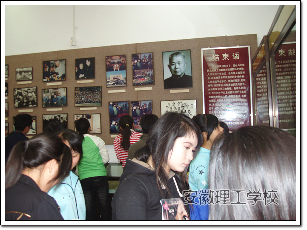 业余团校组织学员参观黄镇纪念馆