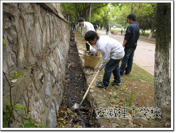 安徽理工学校学生科团委开展“清理卫生死角”活动
