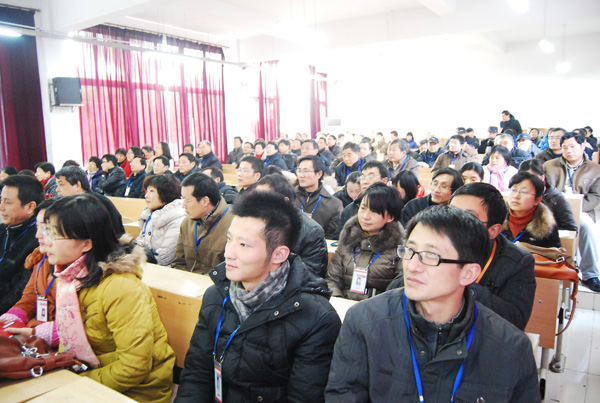 我校举行学习党的十八大精神专题报告会