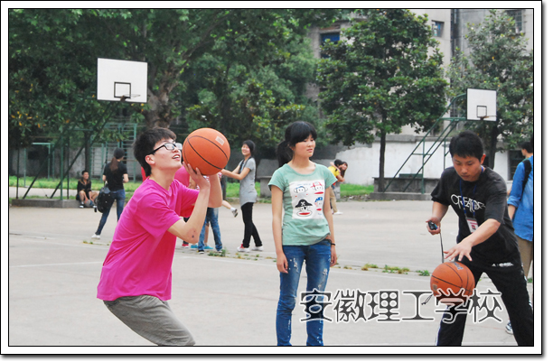 乘青春之帆，赛篮球风采