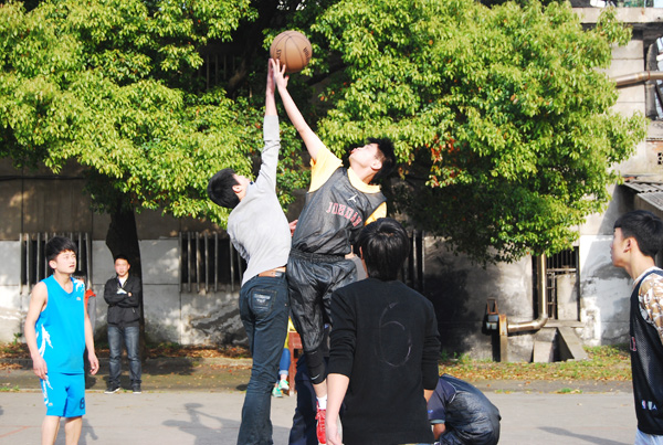 我校学生篮球赛开赛