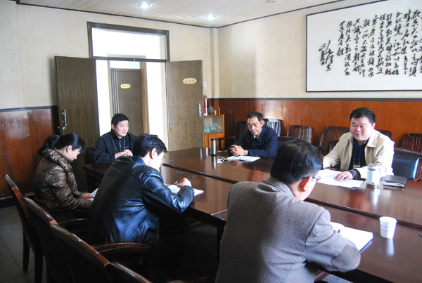 抓两头、促中间，积极谋划校庆年