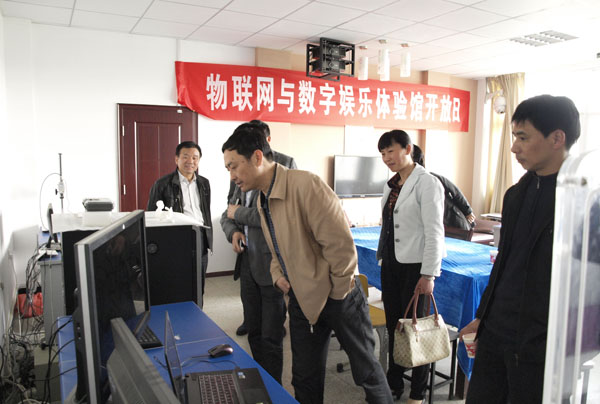我校赴安庆师范学院考察交流实训室建设