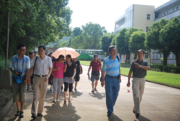 　　8月2日，上海市中专体育协会主席张大成、秘书长钱岳金一行60余人来我校参观访问，就中专体育教育工作进行交流。