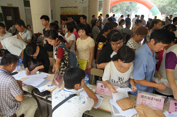 我校喜迎2014级新生入学