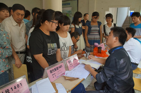 我校喜迎2014级新生入学
