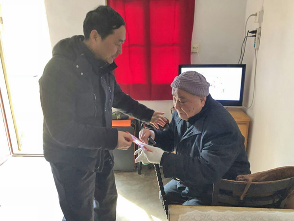 我校党委开展走访慰问老党员和生活困难党员活动